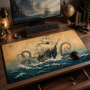 Peut inclure: Tapis de souris rectangulaire avec une illustration vintage d'un voilier combattant un poulpe géant dans une mer orageuse. Le design est dans les tons de bleu, beige et marron, avec une rose des vents et des éléments de carte nautique. Une souris d'ordinateur noire est visible.