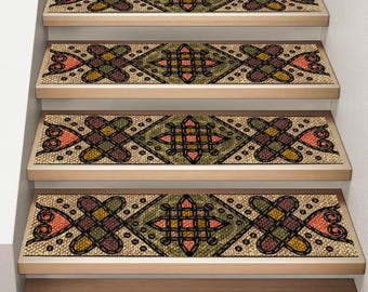 Puede incluir: Conjunto de cuatro peldaños de escalera con un patrón geométrico en tonos marrones, verdes y rosas. Los peldaños están hechos de un material tejido y tienen una superficie antideslizante.