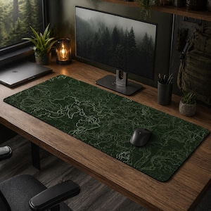 Mörkgrön topografisk musmatta stor skrivbordsmatta, topografisk karta XXL gamingmusmatta, svarta sydda kanter, minimalistisk estetisk kontorsdekoration present