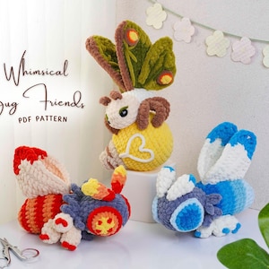 Puede incluir: Tres amigos insectos de ganchillo hechos a mano en colores vibrantes. Uno es amarillo con antenas marrones y alas verdes, otro es rojo y naranja, y el tercero es azul y blanco. El texto "Whimsical Bug Friends PDF Pattern" es visible.