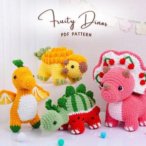 Puede incluir: Una colección de cuatro juguetes de dinosaurios de ganchillo en colores brillantes. Uno es naranja con alas, dos son amarillos, uno es verde y rojo, y el último es rosa con un volante blanco y rojo. El texto "Fruity Dinos PDF PATTERN" está en la parte superior.