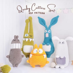 Może przedstawiać: Zestaw pięciu ręcznie robionych szydełkowych stworzeń w różnych kolorach. Zestaw zawiera szare stworzenie z szerokim uśmiechem, wysokiego zielonego królika, niebieskiego królika, okrągłe pomarańczowe stworzenie i białego królika. Tekst "Quirky Critters Set PDF Pattern" znajduje się na górze.