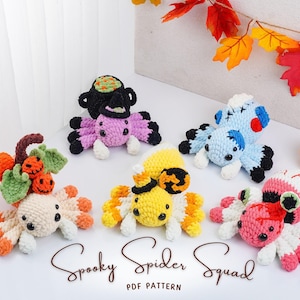 Op de afbeelding: Een verzameling van zes gehaakte spinnen in verschillende kleuren, elk met unieke Halloween-details. Eén spin heeft een ketel op zijn hoofd, andere hebben pompoen- en snoepmaïsaccenten. De tekst "Spooky Spider Squad PDF Pattern" is zichtbaar.