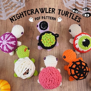 Puede incluir: Seis juguetes de amigurumi de tortuga de Halloween tejidos a crochet con diferentes diseños. Las tortugas son de varios colores, incluyendo morado, verde, blanco, naranja y rosa. Los diseños incluyen una telaraña, una momia, un ojo, un cerebro y un maíz dulce. El texto "NIGHTCRAWLER TURTLES PDF PATTERN" está en la parte superior de la imagen.