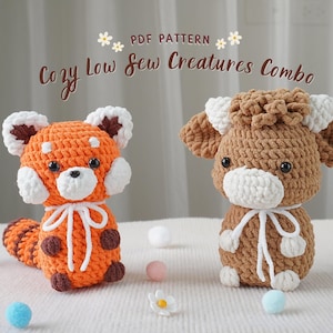 Pode incluir: Padrão PDF para crochetar um panda vermelho e uma vaca marrom. O padrão é chamado "Cozy Low Sew Creatures Combo".