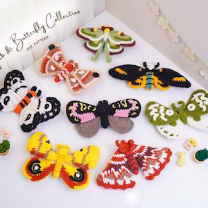 Könnte beinhalten: Eine Sammlung von sieben gehäkelten Motten und Schmetterlingen in verschiedenen Farben wie Grün, Schwarz, Gelb, Weiß und Rot. Der Text Moth & Butterfly Collection PDF Pattern ist oben links sichtbar. Kleine Miniaturgegenstände sind verstreut.