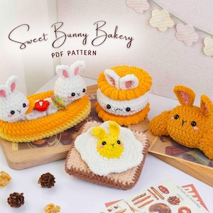 Pode incluir: Uma coleção de produtos de panificação com tema de coelho de crochê, incluindo um croissant, uma sanduíche, um bolo e um cachorro-quente. Os itens são brancos, laranja e amarelos, com o texto "Sweet Bunny Bakery PDF Pattern" em itálico.