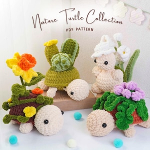 Op de afbeelding: Een verzameling handgemaakte gehaakte schildpad speelgoed, elk met unieke bloemen- of plantthema's. De schildpadden zijn in verschillende kleuren, waaronder groen, bruin en beige, met accenten van geel, oranje en paars. De tekst "Nature Turtle Collection PDF Pattern" is zichtbaar.