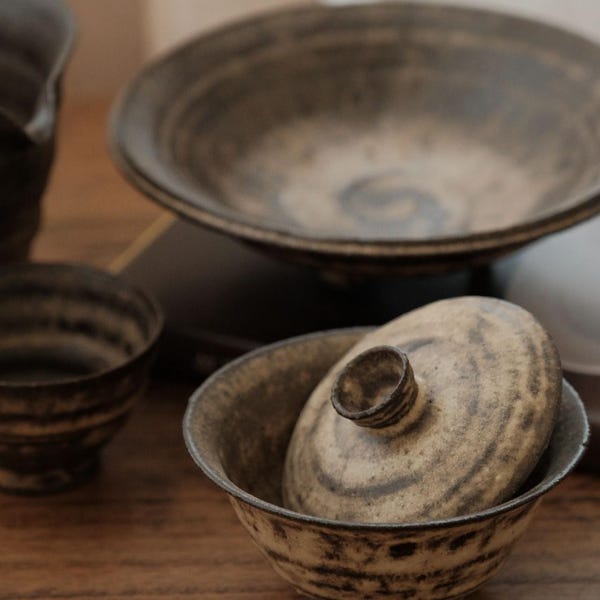 手作りの禅陶器食器：斑点模様の陶器の皿とボウルのセット