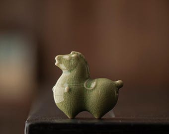 青と白の陶器の馬の置物 | 中国唐朝様式の磁器の馬 | ヴィンテージの