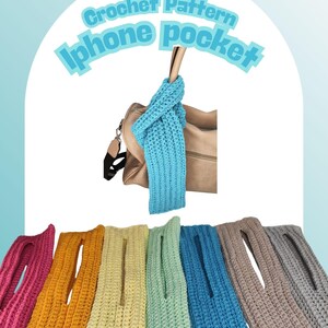 Può includere: Modello all'uncinetto per una tasca per iPhone, mostrato in vari colori. L'immagine mostra una tasca azzurra attaccata al manico di una borsa, con altre tasche in rosa, giallo, verde, blu e grigio. Il testo recita "Crochet Pattern iPhone pocket".