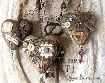 Clase para crear un colgante de corazón modificado (cadenas no incluidas). Taller online de manualidades DIY. Tutorial online. Vídeo instructivo de técnica mixta vintage.