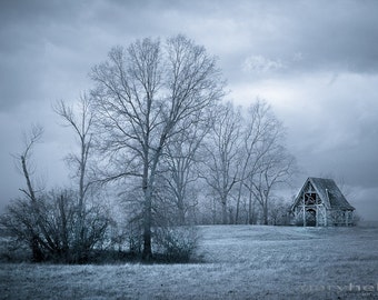 November Wand Kunstdruck einer eisblauen Fotografie einer kleinen Hütte auf einem Feld in Rhinebeck, New York. Eine kalte Spukszene.