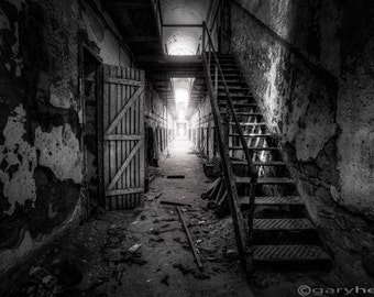 Cell Block Historische Ruïnes van Eastern State Penitentiary, Zwart en Wit, Fine Art Fotografie Print, ondertekend