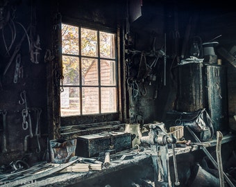 19. Jahrhundert Schmiede Werkbank, ein Oktober Nachmittag, Herbst Laub, Werkzeuge des Handwerks, alte Welt Handwerker, Fotografie