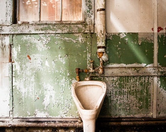 Urinal, Verfallenes Badezimmer, Alte Toilette, Verlassenes Gebäude, HDR, Stadterkundung, Farbfoto des alten Urinalin in verlassenem Gebäude.