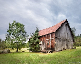 Kleine rustikale Scheune in den Adirondacks, New York State, Orange Scheune, grüne Felder und stürmischen blauen Himmel, alte Scheune Kunstfotografie Druck