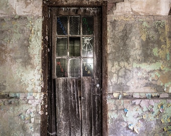 Old Door in einem verlassenen Gebäude, das zu einem Raum führt, der Erfrischungen, Tee, Kaffee, Milch und Saft an der baufälligen Tür serviert.