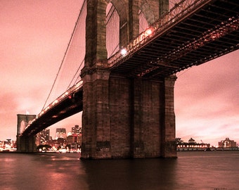 Brooklyn Bridge, Red Morning - Fine Art Color Photograph, historische Sehenswürdigkeiten, rot, Industrie, nautische, New York Fotografie