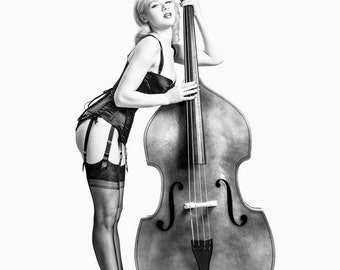 Pinup Girl mit Kontrabass, Schwarz-Weiß Fotografie, Big Band, Jazz, Swing, Vintage, Retro, Burlesque, Mosh und String Bass signierter Druck
