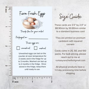 K&ouml;nnte beinhalten: Hellblaue Karte mit dem Text "Farm Fresh Eggs" und einer Aquarellillustration von Eiern in einem Korb. Enth&auml;lt Ausf&uuml;llzeilen und Kontrollk&auml;stchen f&uuml;r ungewaschene und gewaschene Eier. Die Karte ist 88,90 mm x 50,80 mm gro&szlig;.