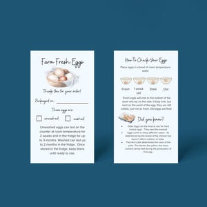 K&ouml;nnte beinhalten: Zwei wei&szlig;e Karten auf blauem Hintergrund. Eine Karte zeigt "Farm Fresh Eggs" mit einer Illustration von Eiern. Die andere Karte enth&auml;lt Anweisungen zur &Uuml;berpr&uuml;fung der Frische von Eiern. Die Karten enthalten Text zur Lagerung und Frische von Eiern.