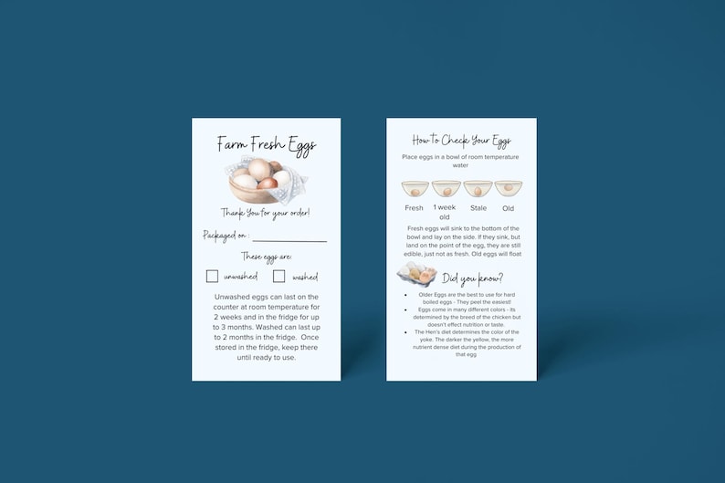 K&ouml;nnte beinhalten: Zwei wei&szlig;e Karten auf blauem Hintergrund. Eine Karte zeigt "Farm Fresh Eggs" mit einer Illustration von Eiern. Die andere Karte enth&auml;lt Anweisungen zur &Uuml;berpr&uuml;fung der Frische von Eiern. Die Karten enthalten Text zur Lagerung und Frische von Eiern.