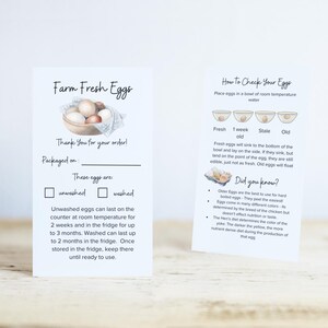K&ouml;nnte beinhalten: Zwei wei&szlig;e Karten mit Text und Illustrationen &uuml;ber frische Eier vom Bauernhof. Eine Karte zeigt "Farm Fresh Eggs" mit einem Aquarellbild von Eiern in einem Korb. Die andere Karte zeigt, wie man die Frische von Eiern &uuml;berpr&uuml;ft.