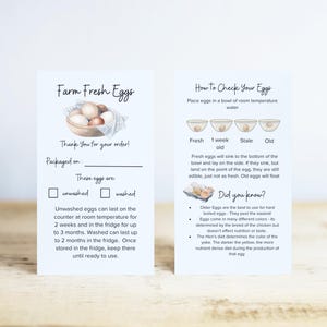 K&ouml;nnte beinhalten: Zwei wei&szlig;e Karten mit Text und Illustrationen &uuml;ber frische Eier vom Bauernhof. Auf einer Karte steht "Farm Fresh Eggs" und sie enth&auml;lt eine Aquarellillustration von Eiern in einer Holzschale. Auf der anderen Karte steht "How To Check Your Eggs".