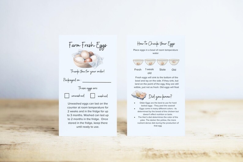 K&ouml;nnte beinhalten: Zwei wei&szlig;e Karten mit Text und Illustrationen &uuml;ber frische Eier vom Bauernhof. Auf einer Karte steht "Farm Fresh Eggs" und sie enth&auml;lt eine Aquarellillustration von Eiern in einer Holzschale. Auf der anderen Karte steht "How To Check Your Eggs".