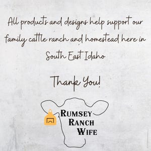 K&ouml;nnte beinhalten: Textbasiertes Design mit den Worten "Alle Produkte und Designs unterst&uuml;tzen unsere Familienranch und unseren Bauernhof hier in South East Idaho. Vielen Dank!" Eine Kuhgrafik mit den Worten "Rumsey Ranch Wife".