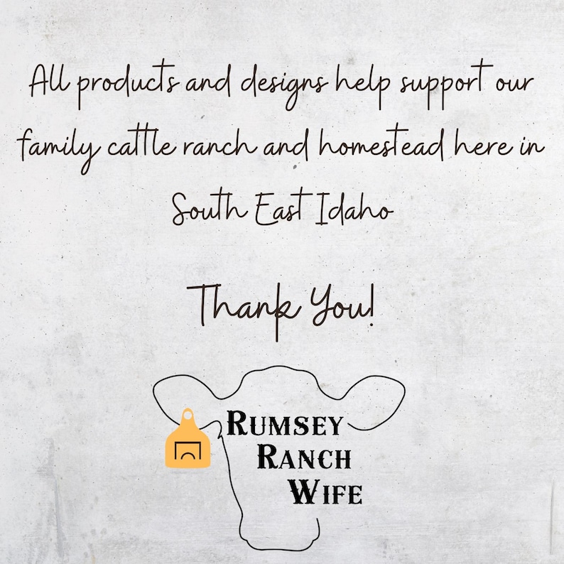 K&ouml;nnte beinhalten: Textbasiertes Design mit den Worten "Alle Produkte und Designs unterst&uuml;tzen unsere Familienranch und unseren Bauernhof hier in South East Idaho. Vielen Dank!" Eine Kuhgrafik mit den Worten "Rumsey Ranch Wife".