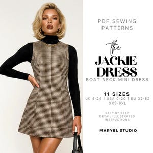 Op de afbeelding: Een mouwloze mini-jurk met pied-de-poule patroon en boothals, gedragen over een zwarte top met lange mouwen. De jurk is bruin en crème. Tekst luidt "The Jackie Dress" en "11 maten".