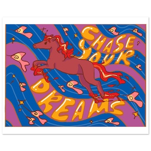 Op de afbeelding: Een grillige kunstprint met een kastanjebruine eenhoorn die over een levendige achtergrond springt. Het kunstwerk bevat de tekst "CHASE YOUR DREAMS" in vette, gele letters, tegen een achtergrond van blauwe, paarse en roze golvende lijnen.