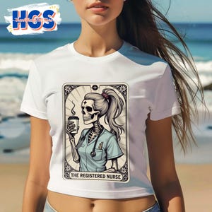 Camiseta para bebé con la carta del tarot de la enfermera titulada, top corto de enfermera con esqueleto, camiseta gótica de atención médica, camiseta para amantes del café, camiseta para estudiantes de enfermería, regalo para enfermeras.