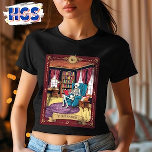 Camiseta para bebé con la carta del tarot del lector, top corto de esqueleto, camiseta blanca de libros, regalo para amantes de los libros, camiseta de literatura gótica, camiseta Y2K, top para sala de lectura