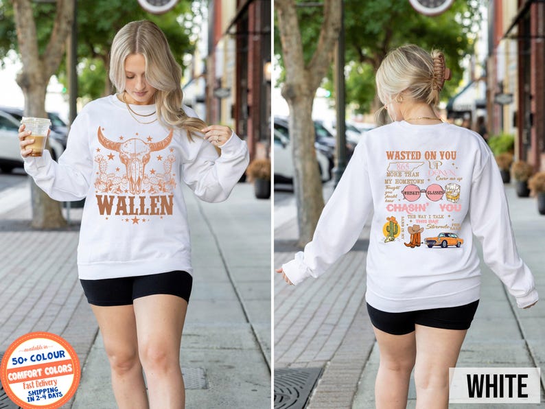 Pu&ograve; includere: Felpa bianca a maniche lunghe con grafica di teschio di bue e il nome "WALLEN" in marrone. La parte posteriore della maglietta presenta testo e grafica, tra cui "WASTED ON YOU" e "CHASIN' YOU".