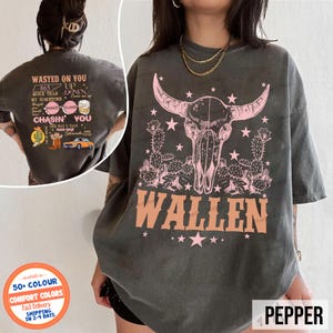 Maglietta "Comfort Colors" di Morgan Wallen per concerti country, maglietta con grafica di stivali western, regalo per amanti del whisky, outfit per il tour di Nashville, top per la musica country. immagine 1