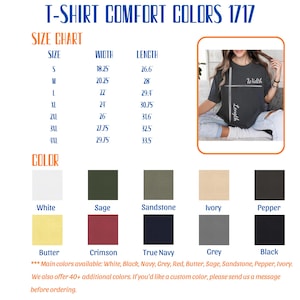 Pu&ograve; includere: Tabella delle taglie e dei colori delle t-shirt. La tabella include le taglie dalla S alla 4XL con misure di larghezza e lunghezza in pollici. I campioni di colore includono bianco, salvia, arenaria, avorio, pepe, burro, cremisi, blu navy, grigio e nero. Il testo recita "T-SHIRT COMFORT COLORS 1717."