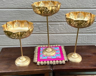 Juego de 3 cuencos Urli con motivo de loto dorado: elegantes cuencos decorativos de pie para Diwali.