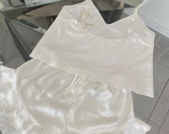 Personalised bride pyjamas, bride wedding pyjama, bride to be pyjamas, future mrs pyjamas, custom bride pyjamas for hen, wedding day pyjamas
