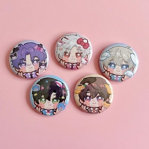 以下が含まれることがあります： アニメスタイルのキャラクターが描かれた、丸いバッジが5つ。それぞれ異なる髪型や服装のキャラクターが描かれています。シンプルなピンク色の背景に配置され、視覚的に魅力的なデザインです。