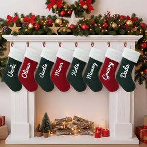 Personalisierte Familien-Weihnachtskamin-Strümpfe, Feiertags-Dekor-Geschenk für die Familie, rote und grüne Socken, Namensweihnachtsstrümpfe