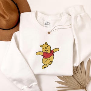 Bluza z haftem Kubusia Puchatka, haftowany sweter z Misiem Puchatkiem Disneya, dziecięcy okrągły dekolt z Kubusiem Puchatkiem, prezent na wycieczkę do Disneylandu z Misiem