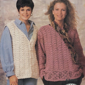 Peut inclure: Une couverture de magazine vintage avec deux femmes portant des vêtements crochetés. L'une porte un gilet crème, l'autre un pull rose. Le magazine "Patons" propose des instructions pour des projets de crochet, comme des pulls et des gilets.