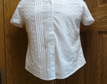 Tabi Simply Classic Women's Cotton White Eyelet/Pleated Button-Up Blouse; Size Small (USED)