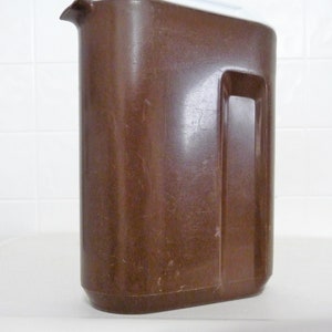 Rubbermaid Plastic Oval Brown Pitcher Jug 0941 with White Lid 0940 (USED)