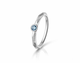 Anillo solitario Nova con diamante azul – Oro de 14 quilates, anillo solitario minimalista, anillo de compromiso de alta joyería.