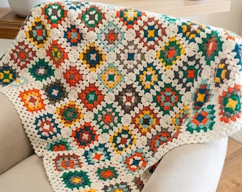 Coperta quadrata all'uncinetto fatta a mano, modello "Grandma Square": accogliente coperta dai colori autunnali.