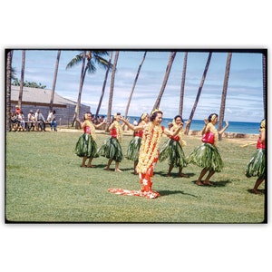 Vintage Hawaii Hula Dancers Photograph – 1950s Oahu Island Art Print | Hawaiian Culture Wall Décor for Home or Office